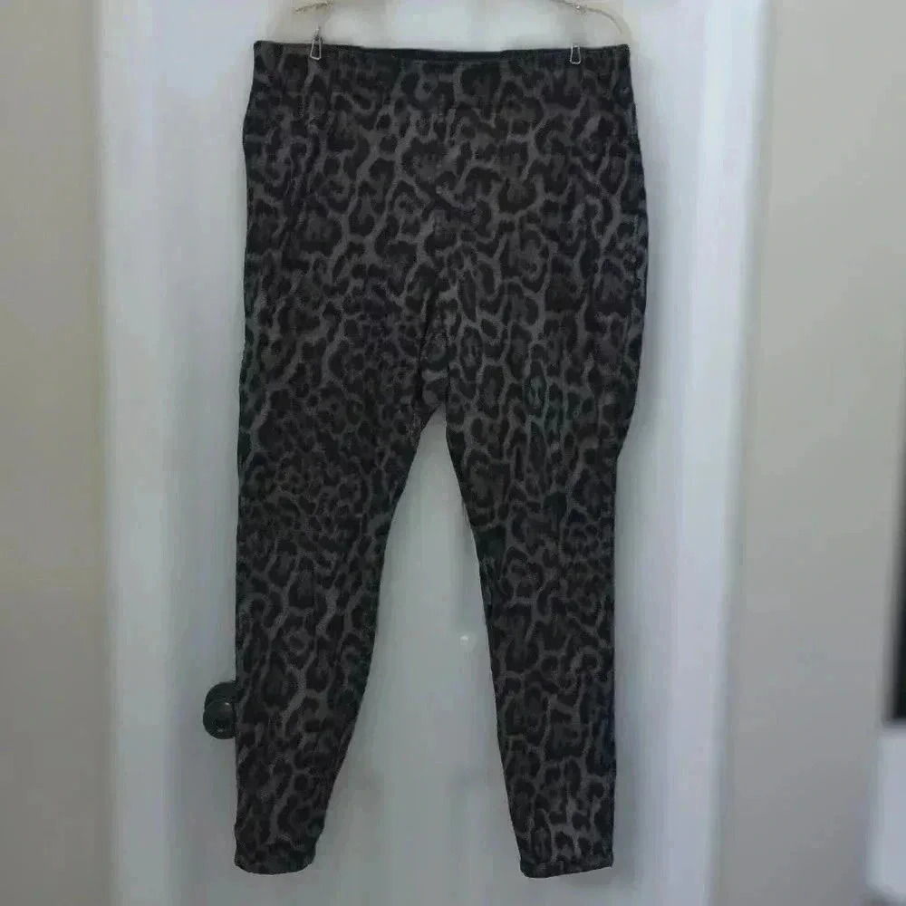 Hue Reversibles 2 in 1 Sleek Denim w/ a Cheetah Print Flipside / Size 16/18W